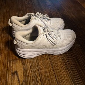 White Hoka Bondi 7’s